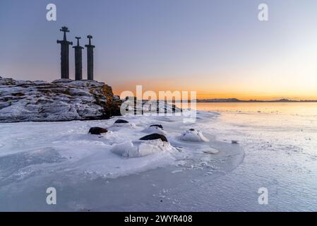 Swords in Rock Monument am gefrorenen Hafrsfjord bei Sonnenuntergang Stockfoto