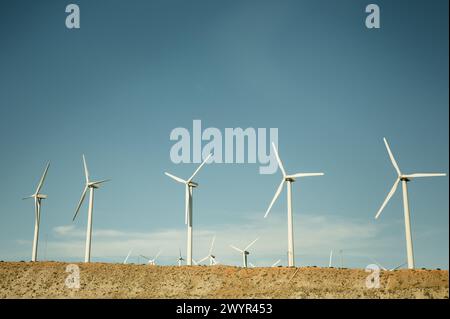 Windturbinen auf einem Hügel in Kalifornien in der Sonne, Konzept für erneuerbare Energien Stockfoto