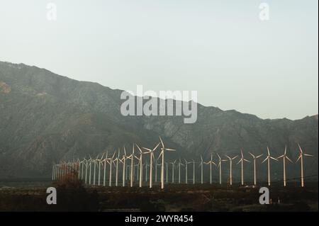 Alternative Energie, die von Windkraftanlagen in Berglandschaften erzeugt wird Stockfoto