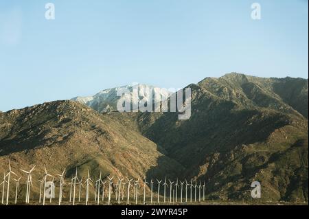 Windturbinen in den Bergen Kaliforniens an einem sonnigen Tag Stockfoto