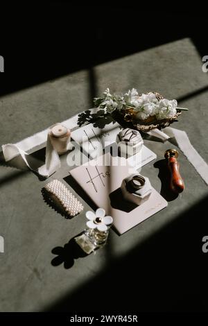 Luxuriöses Hochzeitsdetail, flaches Design mit Schatten Stockfoto