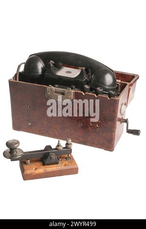 Ein altes Armeetelefon isoliert auf weißem Hintergrund mit einem Pfad. Stockfoto