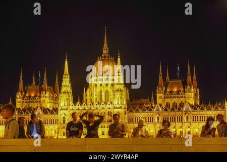 Ungarn, Budapest, nächtlicher Blick auf das neogotische ungarische Parlamentsgebäude das ungarische Parlamentsgebäude, auch bekannt als das Parlament von Budape Stockfoto