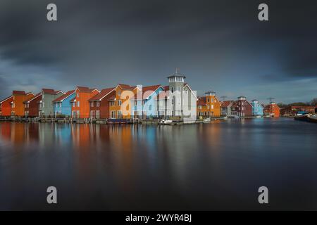 Farbenfrohe Häuser in Reitdiephaven, Niederlande Stockfoto