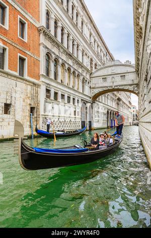 Gondeln auf einer traditionellen Bootsfahrt für Touristen auf dem Rio di Palazzo Kanal unter der berühmten Brücke der Sehenswürdigkeiten in der San Marco Gegend von Venedig, Italien Stockfoto