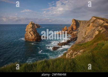 Sonnenuntergang über geologischen Formationen in Costa Quebrada Stockfoto