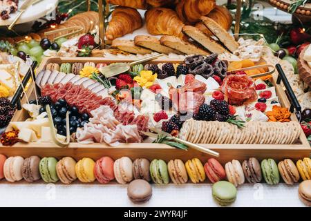 Charcuterie Board festliche Croissant-Platte Stockfoto