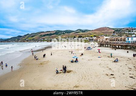 Pismo Beach, USA - 20. April 2019: Malerischer alter Holzpier am Pismo Beach in Kalifornien, USA. Stockfoto