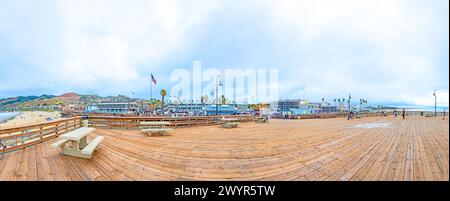 Pismo Beach, USA - 20. April 2019: Malerischer alter Holzpier am Pismo Beach in Kalifornien, USA. Stockfoto