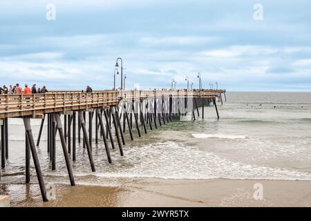 Pismo Beach, USA - 20. April 2019: Malerischer alter Holzpier am Pismo Beach in Kalifornien, USA. Stockfoto