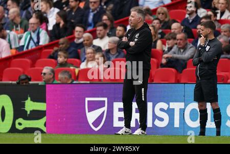 LONDON, ENGLAND – 7. APRIL: Darren Ferguson, Manager von Peterborough United beim Bristol Street Motors Trophy Final zwischen Peterborough United und Wycombe Wanderers im Wembley Stadium am 7. April 2024 in London. (Foto: Dylan Hepworth/MB Media) Stockfoto