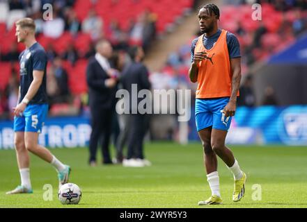 LONDON, ENGLAND – 7. APRIL: Ricky Jade-Jones aus Peterborough United erwärmt sich vor dem Finale der Bristol Street Motors Trophy zwischen Peterborough United und Wycombe Wanderers im Wembley Stadium am 7. April 2024 in London. (Foto: Dylan Hepworth/MB Media) Stockfoto