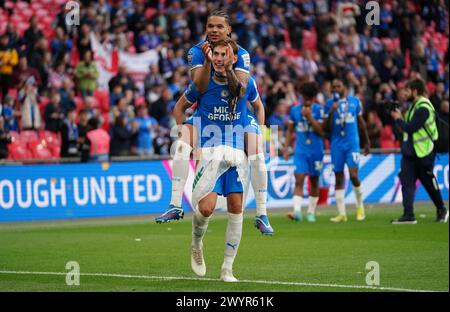 LONDON, ENGLAND – 7. APRIL: Jadel Katongo von Peterborough United und Hector Kyprianou von Peterborough United feierten nach dem Bristol Street Motors Trophy Final zwischen Peterborough United und Wycombe Wanderers am 7. April 2024 im Wembley Stadium in London. (Foto: Dylan Hepworth/MB Media) Stockfoto