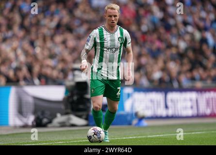 LONDON, ENGLAND – 7. APRIL: Jack Grimmer von Wycombe Wanderers beim Bristol Street Motors Trophy Final zwischen Peterborough United und Wycombe Wanderers im Wembley Stadium am 7. April 2024 in London. (Foto: Dylan Hepworth/MB Media) Stockfoto