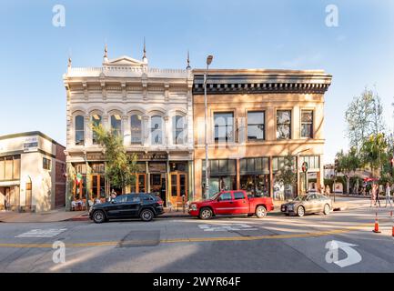 San Luis Obispo, USA - 19. April 2020: Die Menschen genießen einen warmen Frühlingstag in der Altstadt von San Luis Obisto an der historischen Monterey Straße. Stockfoto