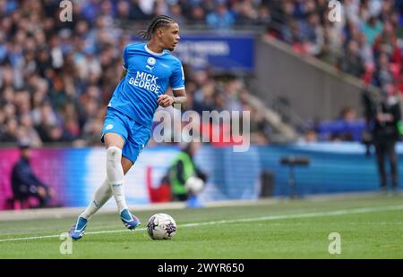 LONDON, ENGLAND – 7. APRIL: Jadel Katongo aus Peterborough United während des Bristol Street Motors Trophy Final zwischen Peterborough United und Wycombe Wanderers im Wembley Stadium am 7. April 2024 in London. (Foto: Dylan Hepworth/MB Media) Stockfoto