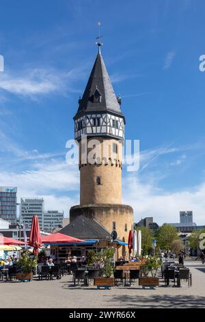 Frankfurt am Main - 6. April 2024: Ehemaliger Wachturm Bockenheimer Warte, ein Wahrzeichen Frankfurts. Hessen, Deutschland Stockfoto