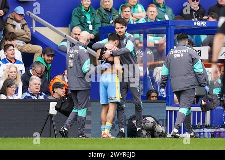 London, Großbritannien. April 2024. Sheffield Wednesday Mittelfeldspieler Ian Poveda (36) ersetzte am 6. April 2024 beim Queens Park Rangers FC gegen Sheffield Wednesday FC im MATRADE Loftus Road Stadium, London, Vereinigtes Königreich Credit: Every Second Media/Alamy Live News den Hugs Sheffield Wednesday Manager Danny Rohl Stockfoto