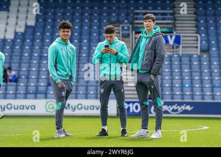 London, Großbritannien. April 2024. Sheffield Wednesday Torhüter Pierce Charles (47), Sheffield Wednesday Stürmer Bailey-Tye Cadamarteri (42) und Sheffield Wednesday Torhüter James Beadle (26) vor den Queens Park Rangers FC gegen Sheffield Wednesday FC im MATRADE Loftus Road Stadium, London, Vereinigtes Königreich am 6. April 2024 Credit: Every Second Media/Alamy Live News Stockfoto