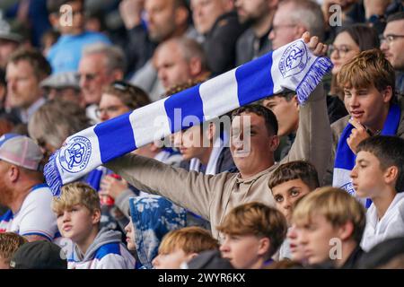 London, Großbritannien. April 2024. QPR-Fan mit Schal beim Queens Park Rangers FC gegen Sheffield Wednesday FC im MATRADE Loftus Road Stadium, London, Großbritannien am 6. April 2024 Credit: Every Second Media/Alamy Live News Stockfoto