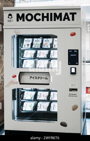 Warschau, Polen - 19. März 2024. Japanischer Mochi-Reiskuchen-Automat Stockfoto