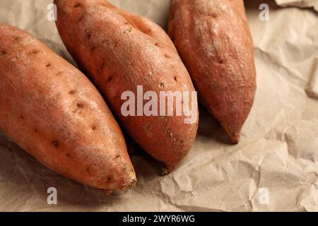 Rohe Süßkartoffel (Yamswurst) aus nächster Nähe. Ungeschälte ganze Batata-Wurzel. Stockfoto