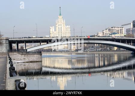 Stadtdamm. Wunderschöne Häuser spiegeln sich im ruhigen Fluss wider. Das Konzept des Frühjahrs in einer Großstadt. Stockfoto