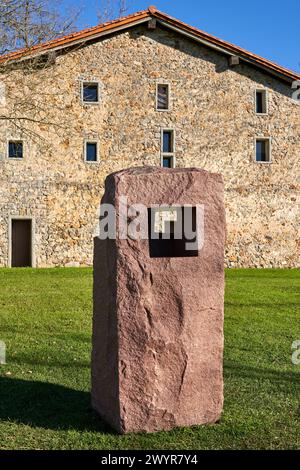 "How Proprior is the Air, Stele XII", 1990, Eduardo Chillida (1924-2002), Chillida Leku Museoa, Donostia, San Sebastian, Baskenland, Spanien. Stockfoto