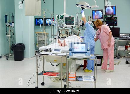 Operationssaal zur Platzierung des Defibrillators. Intensivstation Intensivstation Intensivstation, Krankenhaus Donostia, San Sebastian, Gipuzkoa, Baskenland, Spanien. Stockfoto