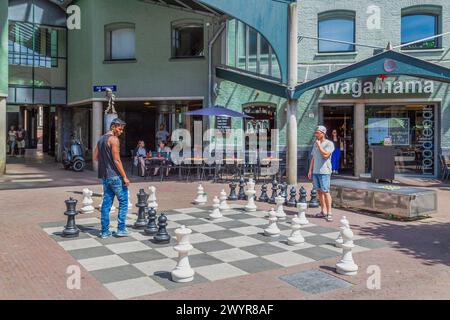 Die Leute spielen Schach auf dem berühmten Max Euweplein im Zentrum von Amsterdam. Stockfoto