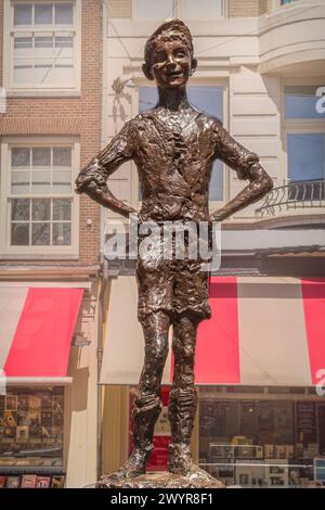 Eine kleine Statue, Het Lieverdje, der kleine Darling, steht auf dem Spui-Platz in Amsterdam. Stockfoto