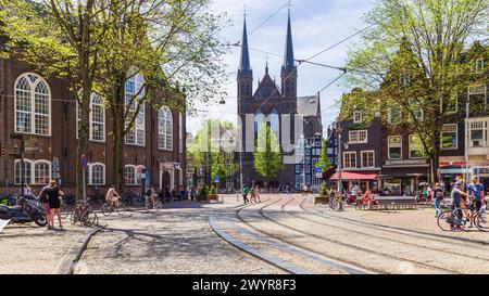 Platz auf dem Spui mit dem Maagdenhuis, der Kirche St. Franziskus Xavier, Geschäften und Häusern in Amsterdam. Stockfoto