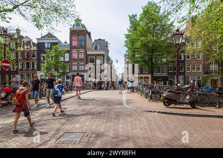 Enge gemütliche Einkaufsstraße - die 9 Straßen, ein malerisches Einkaufsviertel im Zentrum von Amsterdam. Stockfoto