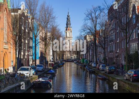 Blick von der Staalmeestersbrug über den Groenburgwal Kanal in Amsterdam, Niederlande, im Winter und die ehemalige Zuiderkerk im Hintergrund Stockfoto