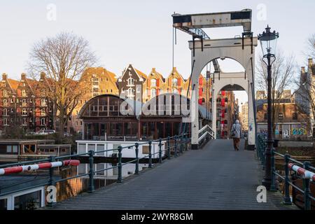 Zugbrücke und Lagerhäuser auf dem Prinseneiland in Amsterdam. Stockfoto