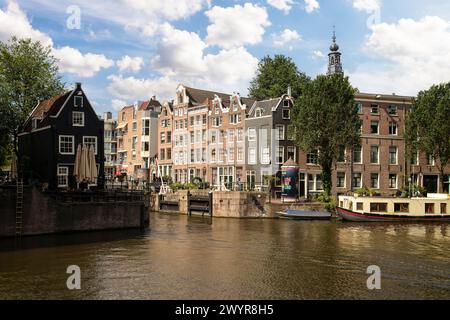 Sint Antoniesluis und alte historische Grachtenhäuser mit dem Café de Sluyswacht am Oudeschans im Zentrum von Amsterdam. Stockfoto