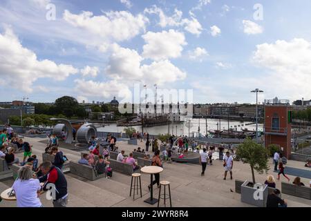 Blick vom Dach des Bildungsmuseums für Wissenschaft und Technik - Nemo, in Amsterdam. Stockfoto