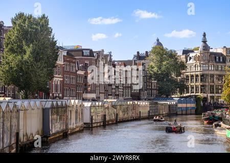 Amsterdams schwimmender Blumenmarkt und historische Kanalhäuser entlang der Singel im Zentrum der Hauptstadt. Stockfoto