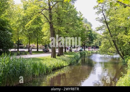 Die Menschen genießen einen sonnigen Tag im Vondelpark in Amsterdam. Stockfoto