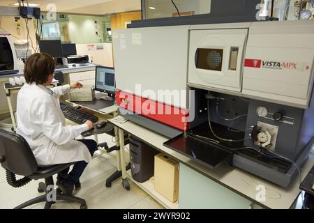 ICP-OES. Die Atomemissionsspektroskopie mit induktiv gekoppeltem Plasma (ICP-AES), auch als optische Emissionsspektrometrie mit induktiv gekoppeltem Plasma (ICP-OES) bezeichnet, ist eine Analyseverfahren zum Nachweis von Spurenmetallen. Es handelt sich um eine Art von Emissionsspektroskopie, bei der das induktiv gekoppelte Plasma zur Erzeugung angeregter Atome und Ionen verwendet wird, die elektromagnetische Strahlung bei Wellenlängen aussenden, die für ein bestimmtes Element charakteristisch sind. Die Intensität dieser Emission ist ein Indikator für die Konzentration des Elements in der Probe. Bestimmung von Metallen in flüssigen Proben. Anorganisches Labor. Stockfoto