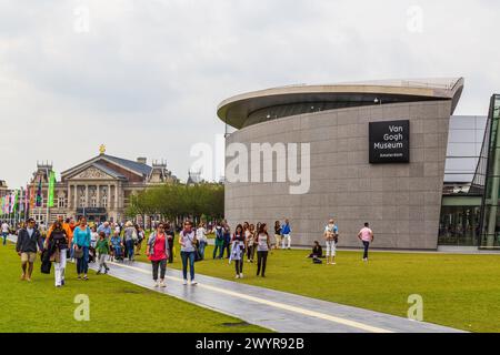 Museumsplatz voller Wandertouristen und im Vordergrund das viel besuchte Van Gogh Museum in Amsterdam. Stockfoto