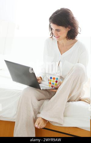 Frau mit Laptop-Computer. Stockfoto