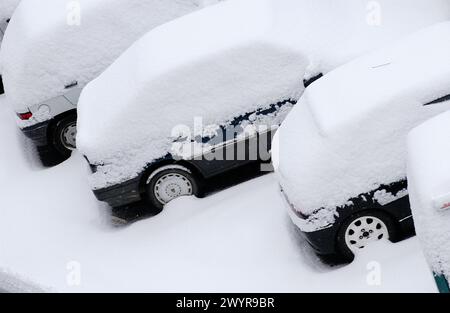 Autos mit Schnee auf Parkplatz. Legazpi, Gipuzkoa, Euskadi. Stockfoto