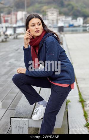 Junge Frau, Marina, Pasai Donibane, Pasaia Port, Gipuzkoa, Baskenland, Spanien, Europa. Stockfoto
