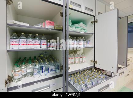 Zubereitung von Medikamenten, Reinraum, Apotheke, Krankenhaus Donostia, San Sebastian, Gipuzkoa, Baskenland, Spanien. Stockfoto