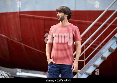 Junger Mann, der in der Werft läuft, Schiff im Hafen von Pasaia, Gipuzkoa, Baskenland, Spanien, Europa. Stockfoto