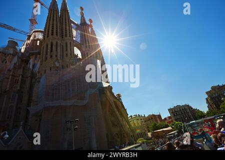 Touristenbus. Basílica de la Sagrada Familia von Antonio Gaudí. Barcelona. Katalonien. Spanien. Stockfoto