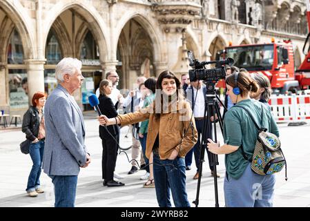 München, Deutschland. April 2024. Bürgermeister Dieter Reiter ( SPD ) bei der Präsentation der Poster- und Social-Media-Kampagne #nurgemeinsam - nur gemeinsam, mit der die Stadt mit sofortiger Wirkung eine offene Gesellschaft als Arbeitgeber fördern will. Die Kampagne mit der zentralen Botschaft " denn Vielfalt ist Münchens Zukunft " ist überall in der Stadt und online zu sehen. (Foto: Alexander Pohl/SIPA USA) Credit: SIPA USA/Alamy Live News Stockfoto