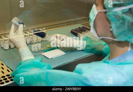 Antibiotikum vorbereiten bei Chemiker des Krankenhauses, Zumarraga, Gipuzkoa, Euskadi, Spanien. Stockfoto