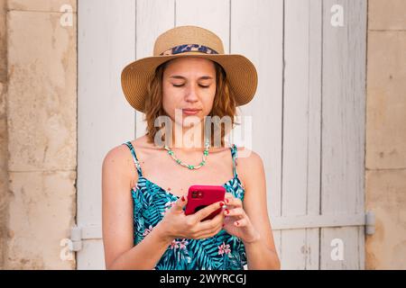 Schöne weiße Frau, die draußen im Internet auf dem Smartphone surft. Stockfoto